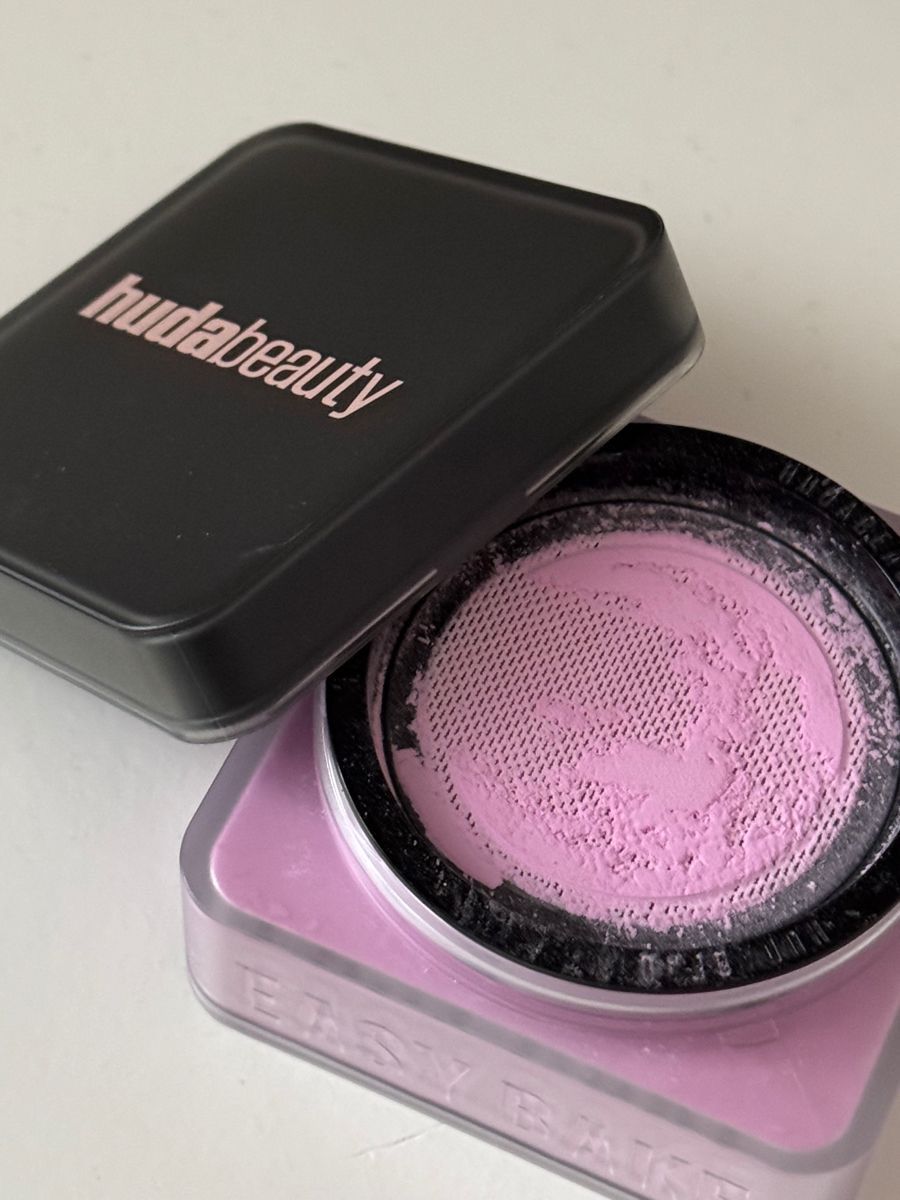 Huda Beauty Easy Bake Loose Baking & Setting Powder